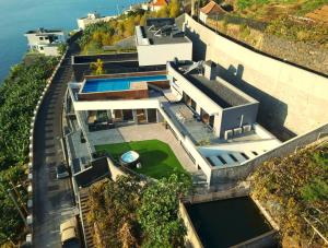 an aerial view of a house with a swimming pool at Casa da Lombada in Ponta do Sol