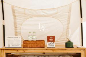 Certifikát, hodnocení, plakát nebo jiný dokument vystavený v ubytování Lac Glamping Trian Lake