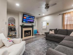 TV a/nebo společenská místnost v ubytování Urban Oasis North ATX , 5BR 2BA,Heated Pool