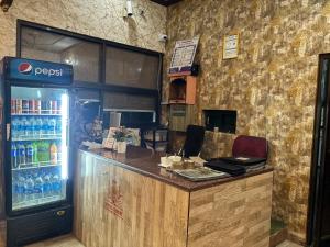 Pura RaghunāthHotel Dawat的一家餐厅里的饮料站,有汽水机