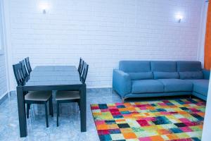 Zimmer mit Sofa, Tisch und Teppich in der Unterkunft Entire home in Mlole, Kigoma, Tanzania in Gungu