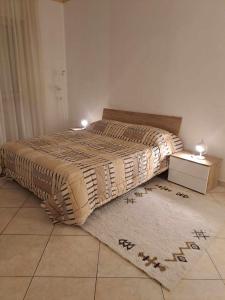 Un dormitorio con una cama y una alfombra en el suelo. en 2 Giugno House, en Bari 13 fotos más