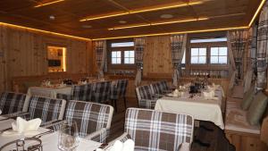 
Ein Restaurant oder anderes Speiselokal in der Unterkunft Caschu Alp Boutique Design Hotel Stoos 

