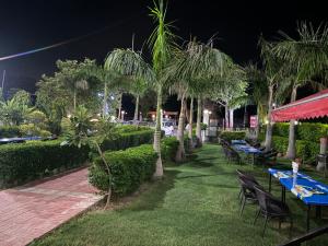 Hotel Dawat外面的花园