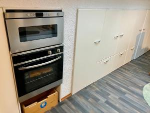 a kitchen with an oven and white cabinets at Ü Villa 2 Etagen 5 Schlafzimmer in Hirschaid