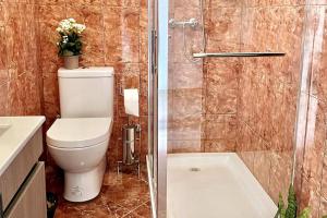 a bathroom with a toilet and a shower at Casa dos Andrés in Calheta
