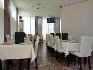 Reštaurácia alebo iné gastronomické zariadenie v ubytovaní Morfeas Hotel