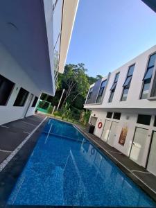 a swimming pool in front of a building at Hotel Boutique Manta in Los Ayala
