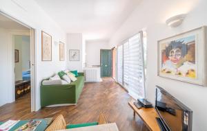 a living room with a couch and a table at Casa Ileana in Gargnano