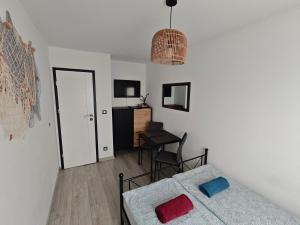 a room with a bed and a table and a chair at Kraken Apart in Kołobrzeg