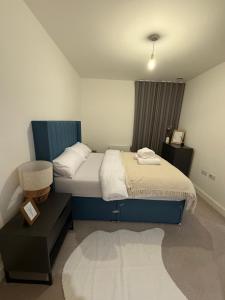 a small bedroom with a bed and a window at Dynamic Luxury Apartment in Barking