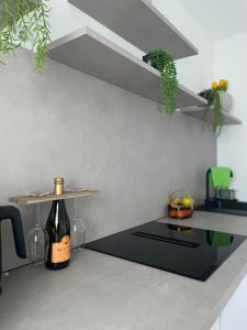 kuchnia z butelką wina na blacie w obiekcie Orchideen Apartment w Villach
