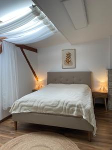 sypialnia z łóżkiem i 2 szafkami nocnymi w obiekcie Orchideen Apartment w Villach