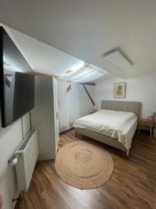 niewielka sypialnia z łóżkiem i dywanem w obiekcie Orchideen Apartment w Villach