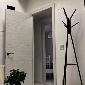a tripod standing next to a door with a mirror at Apartamento calera in Burgos +53 photos