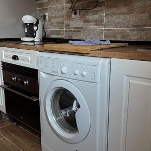 a white washer and dryer in a kitchen at Apartamento calera in Burgos
