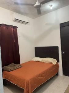 une chambre avec un lit avec une couverture orange dans l'établissement La Quinta Perez, à Huay Pix 31 autres photos