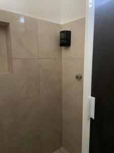 La salle de bains est pourvue d'une douche carrelée. dans l'établissement La Quinta Perez, à Huay Pix