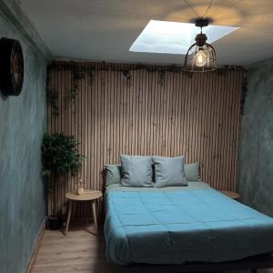 a bedroom with a blue bed in a room at Calera 2 in Burgos