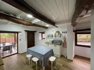 a kitchen and dining room with a table and chairs at Los Paxarinos in Vibaño