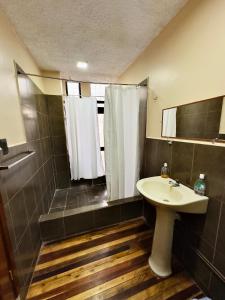 Koupelna v ubytování Travel Hotel Quito