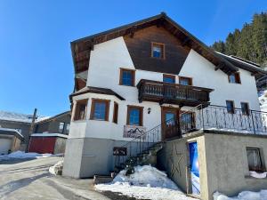 een huis met een balkon erbovenop bij Apart Wiesa in Kappl