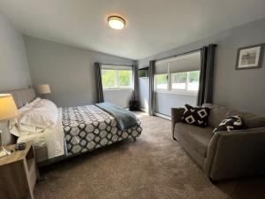 Postel nebo postele na pokoji v ubytování 2BD 2BR Downtown Westchester Sleeps 2 to 6