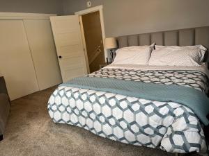 Postel nebo postele na pokoji v ubytování 2BD 2BR Downtown Westchester Sleeps 2 to 6