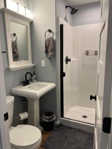 Koupelna v ubytování 2BD 2BR Downtown Westchester Sleeps 2 to 6
