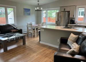 Kuchyň nebo kuchyňský kout v ubytování 2BD 2BR Downtown Westchester Sleeps 2 to 6