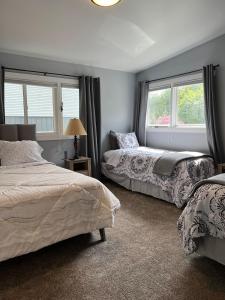 Postel nebo postele na pokoji v ubytování 2BD 2BR Downtown Westchester Sleeps 2 to 6