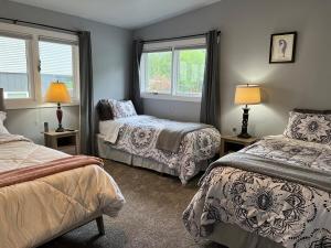 Postel nebo postele na pokoji v ubytování 2BD 2BR Downtown Westchester Sleeps 2 to 6