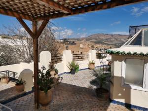 een uitzicht vanaf het dak van een huis met potplanten bij Charmant appartement avec terrasse privee a fes medina in Fès