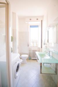 ロッツァーノにあるLa Maison di Grace vicino Humanitas & Forumのトイレ、洗面台、浴槽を備えたバスルーム +15枚の写真