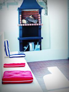 a room with a red couch and a fireplace at Residencia Praia Norte - AL in Nazaré