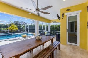 Un comedor con una mesa y un ventilador de techo. en Sunrise Island Retreat, en Fort Pierce