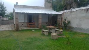 a picnic table in the yard of a house at Alojamiento el cairo in San José