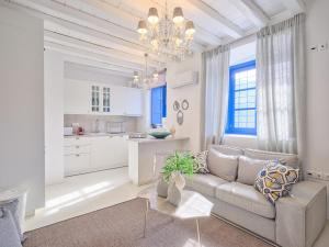 ein Wohnzimmer mit Couch und Küche in der Unterkunft Luxurious Studio Vasiliki in Hydra