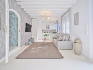 ein Wohnzimmer mit Sofa und Tisch in der Unterkunft Luxurious Studio Vasiliki in Hydra