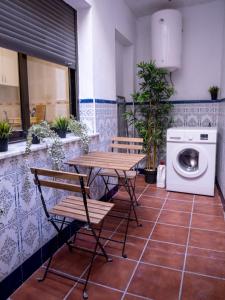 a laundry room with a table and a washing machine at Casa Lavanda in Villena