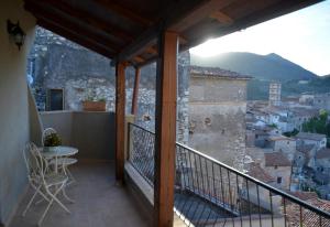 a balcony of a building with a table and chairs at B&B Le Principesse in Sermoneta