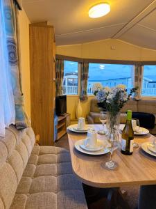 Χώρος καθιστικού στο Little Cha-Am Caravan Hire at Silver Sands +66 φωτογραφίες