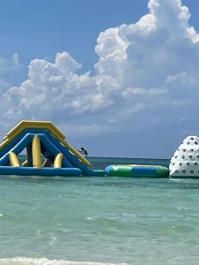 eine Rutsche im Wasser am Strand in der Unterkunft Sians Starfruit Villa in Falmouth