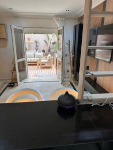 a kitchen with a table and a living room at Duplex Sur Marrakech Guéliz in Marrakesh