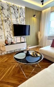 een woonkamer met een salontafel en een bank bij Apart AK in Tomaszów Mazowiecki