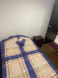 Ένα ή περισσότερα κρεβάτια σε δωμάτιο στο Acogedoras Habitaciones Conjunto Central Santiago