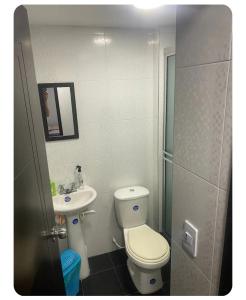 Ένα μπάνιο στο Acogedoras Habitaciones Conjunto Central Santiago