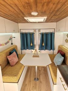 Static Camper in front of the Sea的休息区