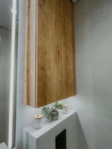 une cuisine avec une armoire en bois au-dessus d'une cheminée dans l'établissement Hygge VIP Haven by NEXT WHITE, à Batoumi 22 autres photos