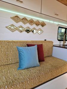 厄尔梅达诺Static Camper in front of the Sea的火车后部的沙发,带枕头 更多28张照片